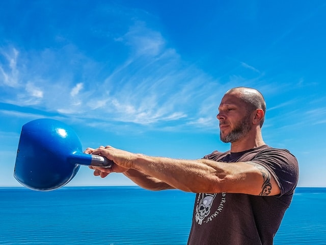 explanation of how to do a kettlebell swing